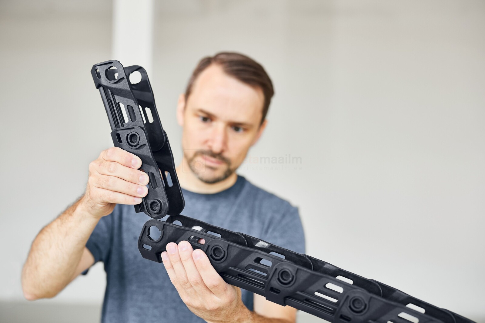 Pildil on mees, kes ühendab Festool tolmuimemise poomi CT-ASA FLX J osi.