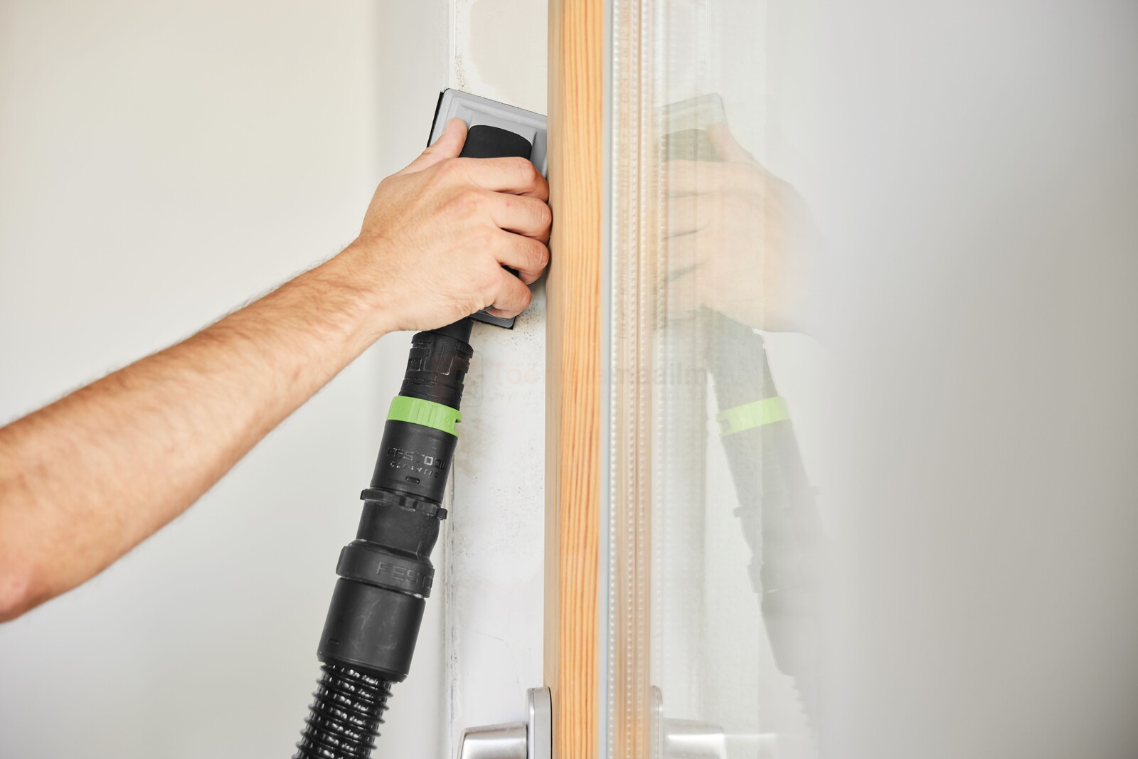 Pildil on näha, kuidas inimene kasutab Festool vähendamismuhvi RM-D36/27-AS/CT, et lihvida pinda, mille külge on...