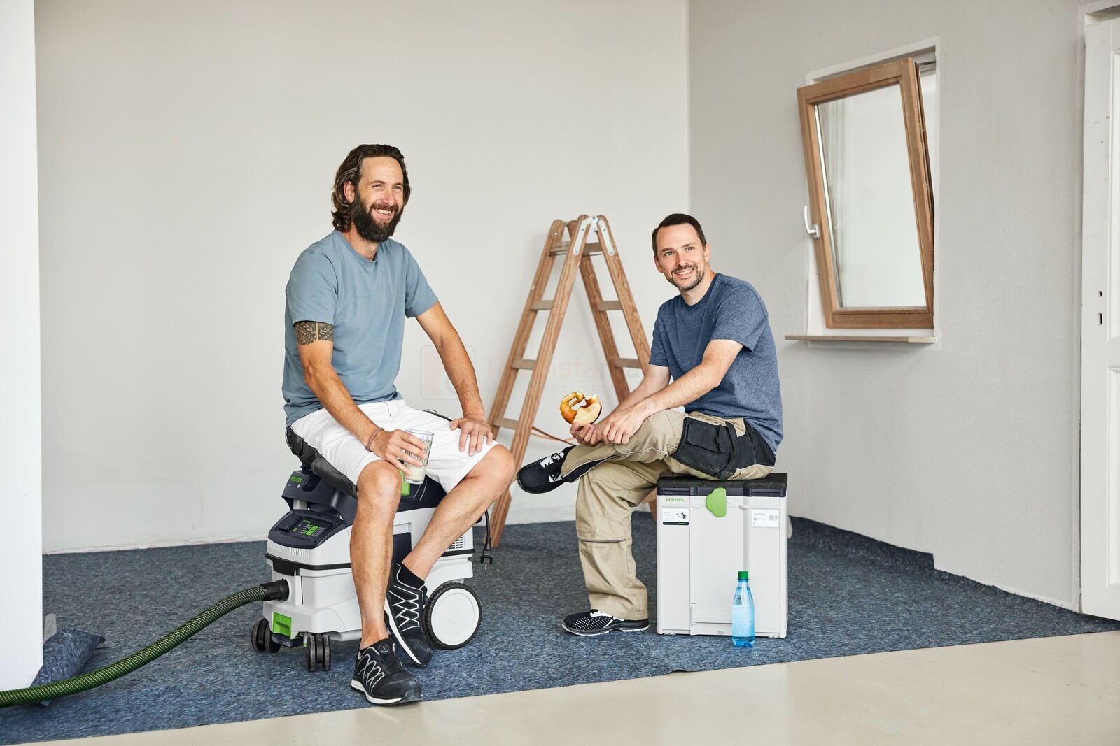 Pildil istuvad kaks meest Festool istmepadjaga SK-CT/SYS, mis on kinnitatud Festool tolmuimeja peale, samal ajal kui nad...