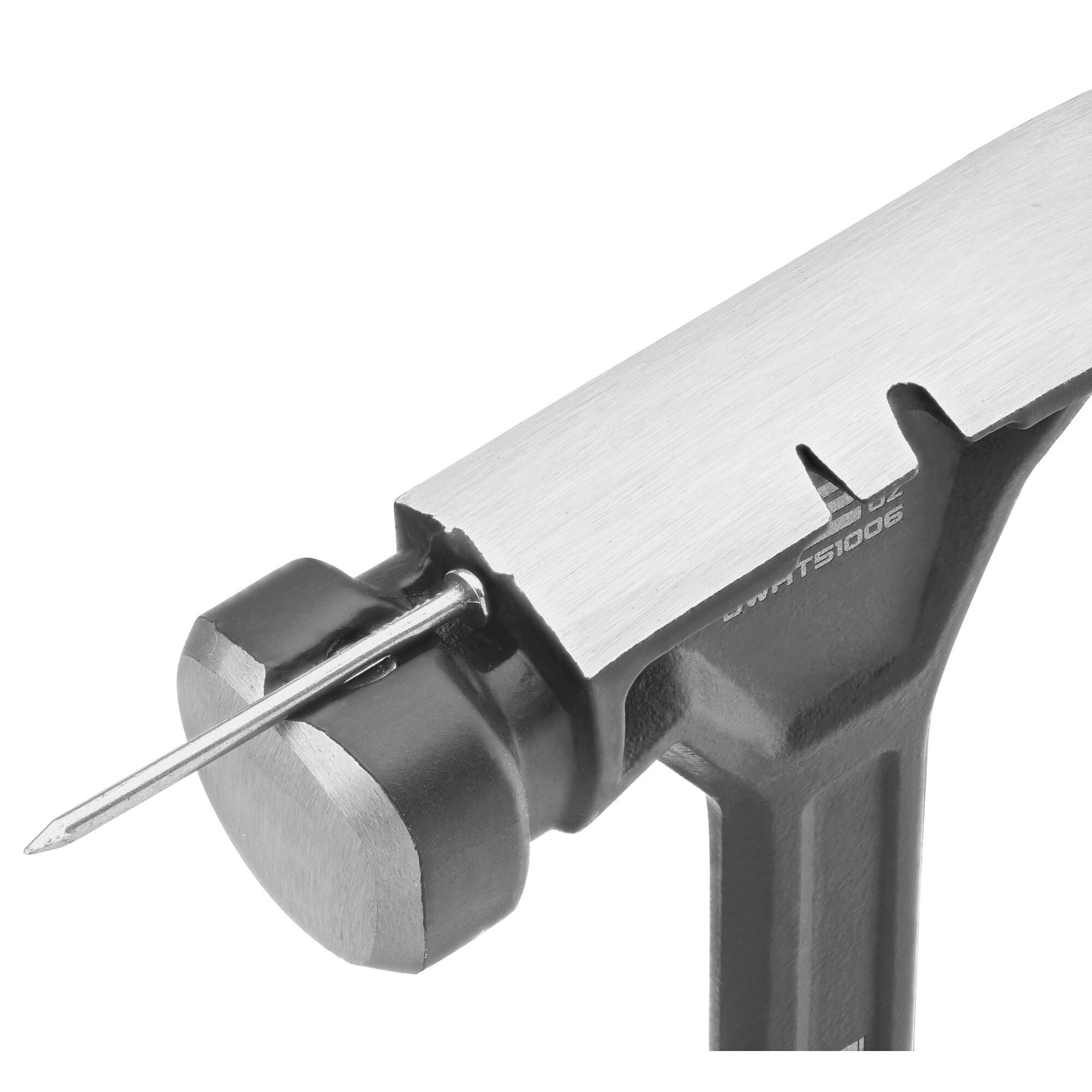 Pildil on detailne vaade DeWalt 624 g sileda peaga sõrgvasarale, millega on löödud nael.