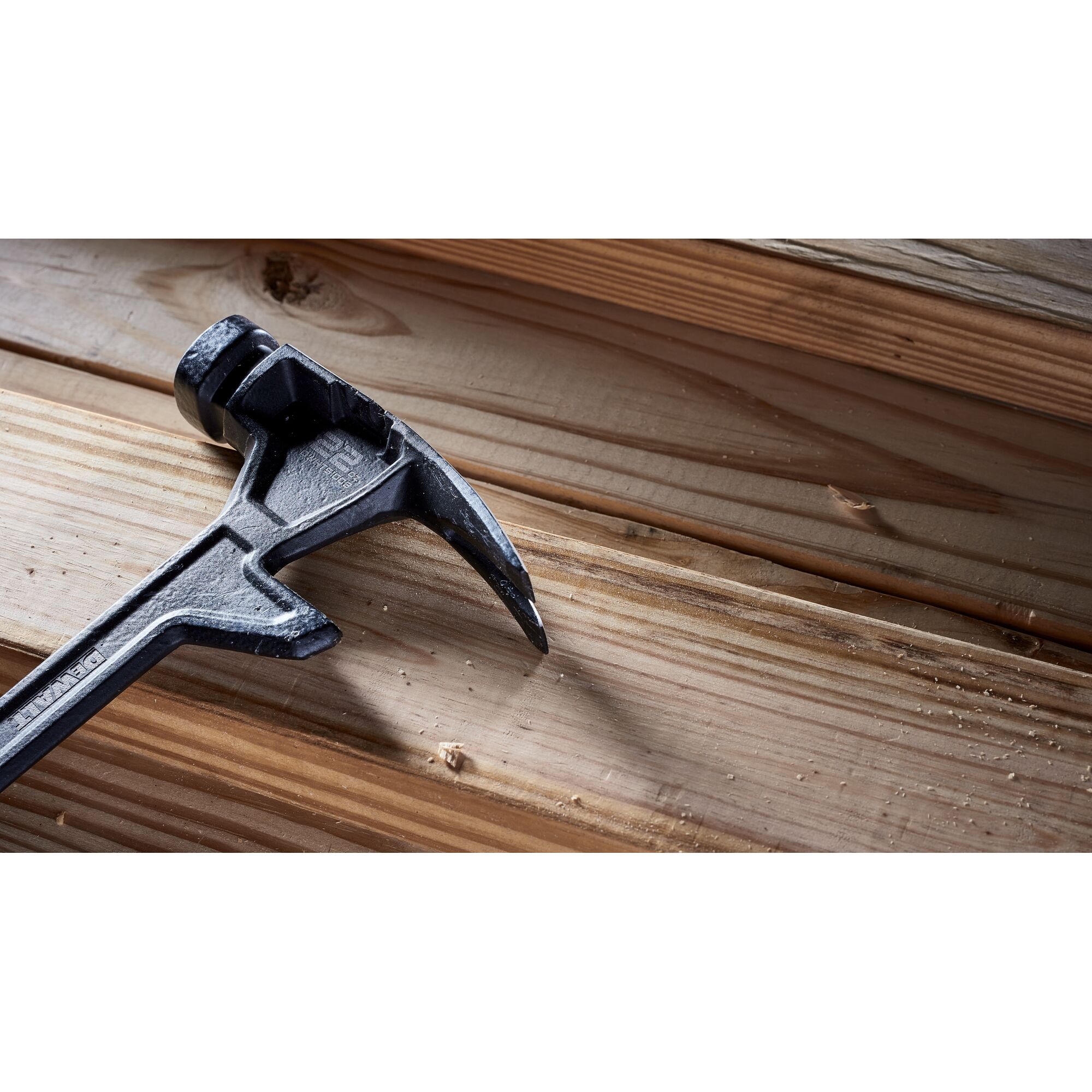 Pildil on DeWalt lammutusvasar 624 g, mis on asetatud puitpindadele.
