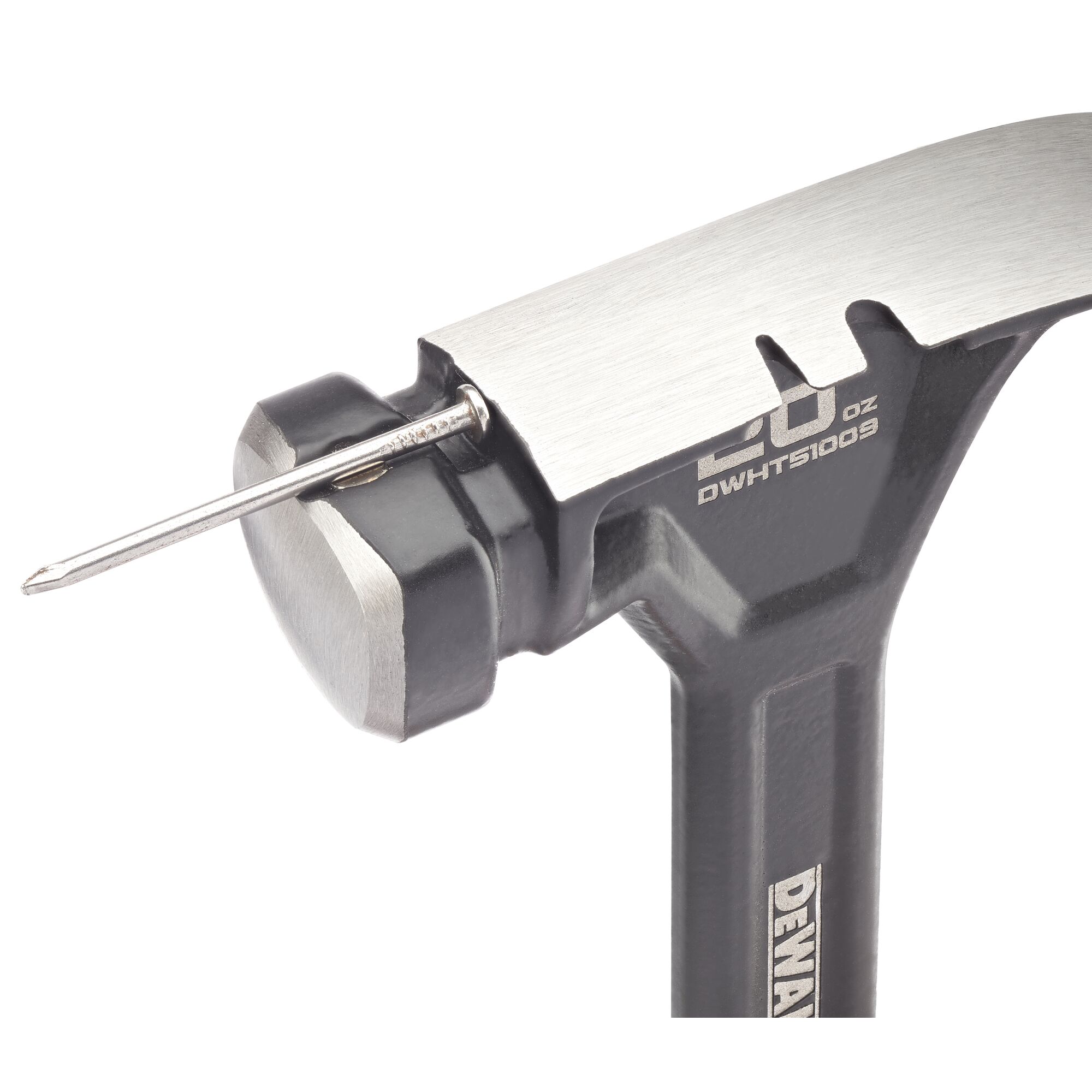 Pildil on DeWalt sõrgvasar 570 g, millega on löödud nael.