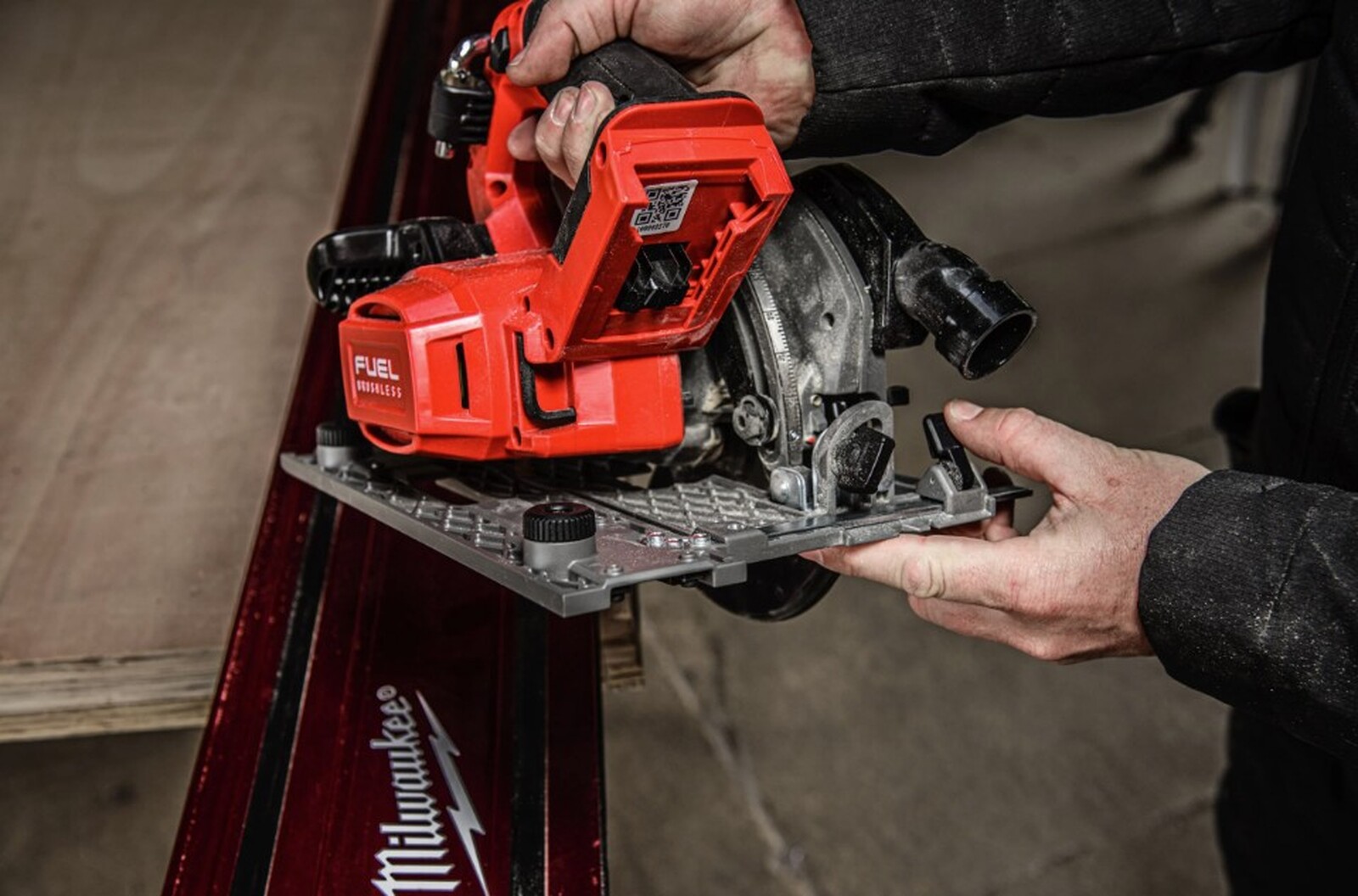 Аккумуляторная циркулярная пила Milwaukee M18 FCSDC165-0C, без аккумулятора и зарядного устройства