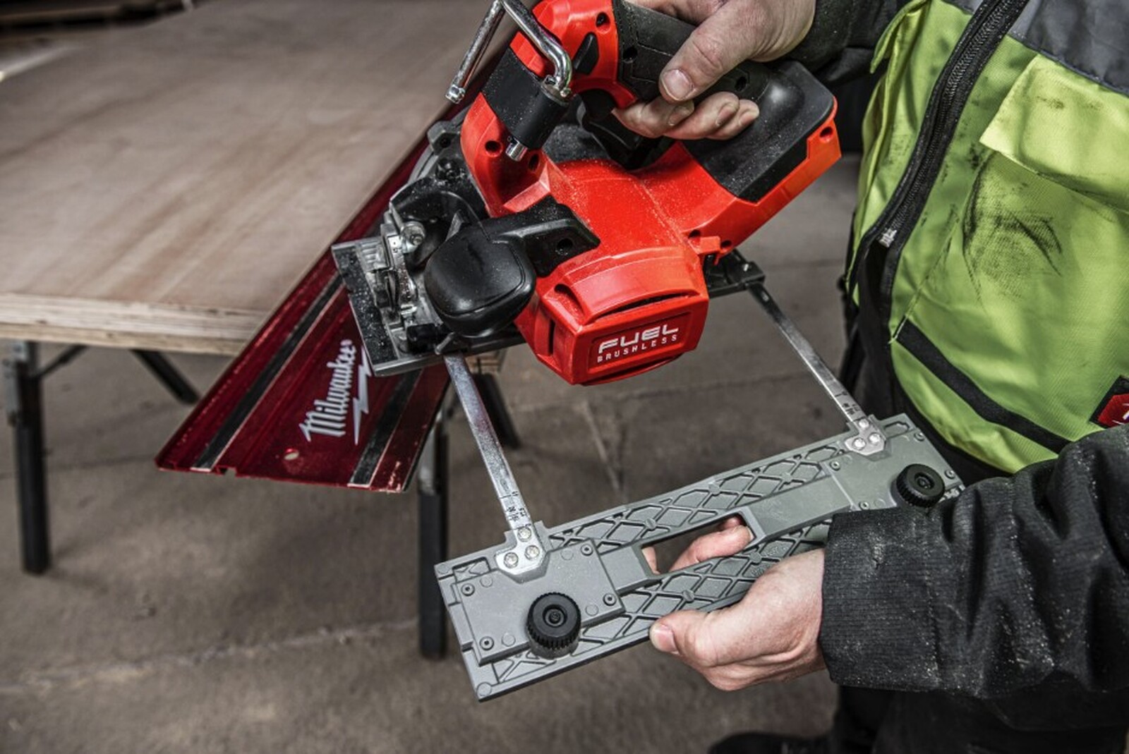 Аккумуляторная циркулярная пила Milwaukee M18 FCSDC165-0C, без аккумулятора и зарядного устройства