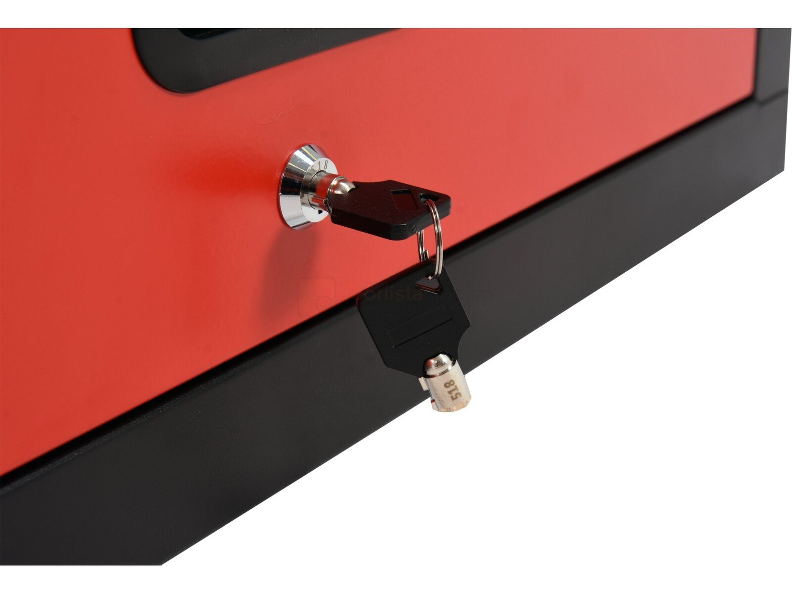 Pildil on näha Yato tööriistakapi seinale kinnitatava kapi punast ust koos musta raamiga, millel on lukk ja võti.