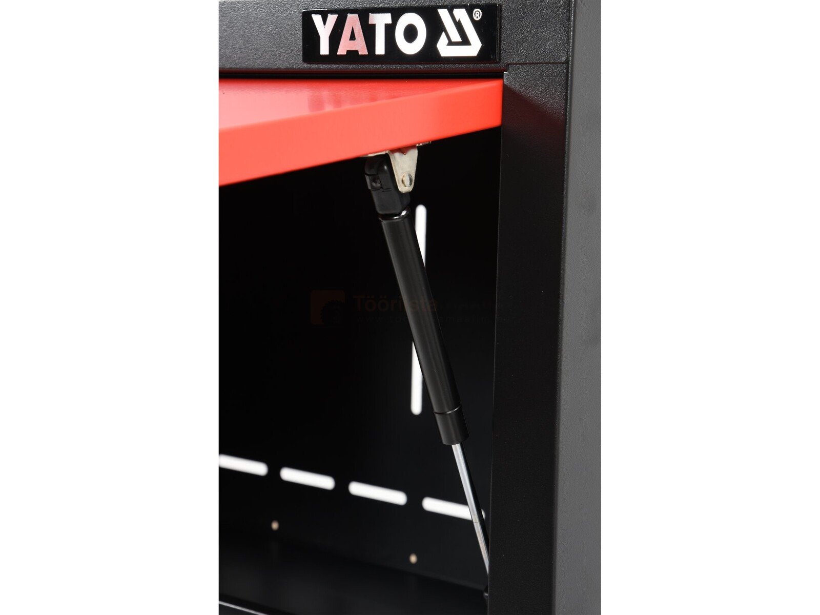 Pildil on näha YATO tööriistakapp seinale, mille avatud luuk on toetatud gaasivedruga.
