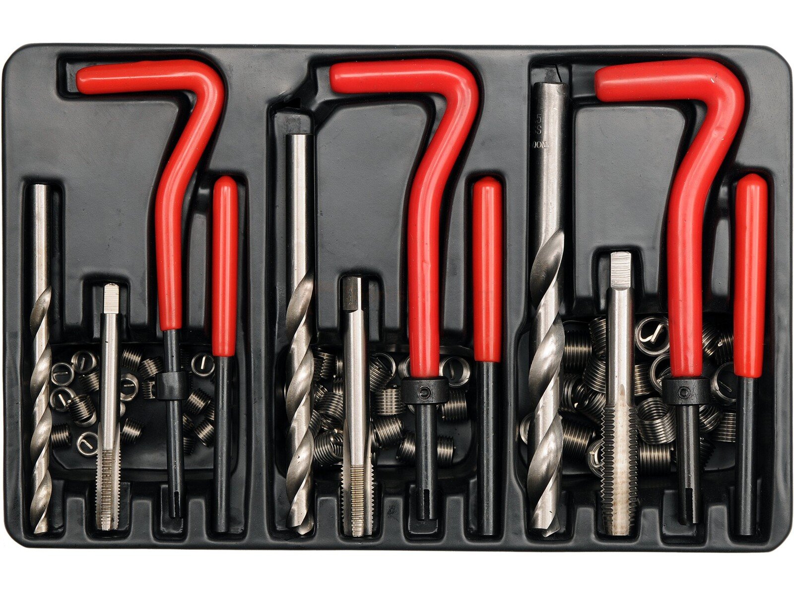 Pildil on YATO keerme remondi komplekti kolm sektsiooni, mis sisaldavad puure, keermepuurimiseks vajalikke tööriistu...