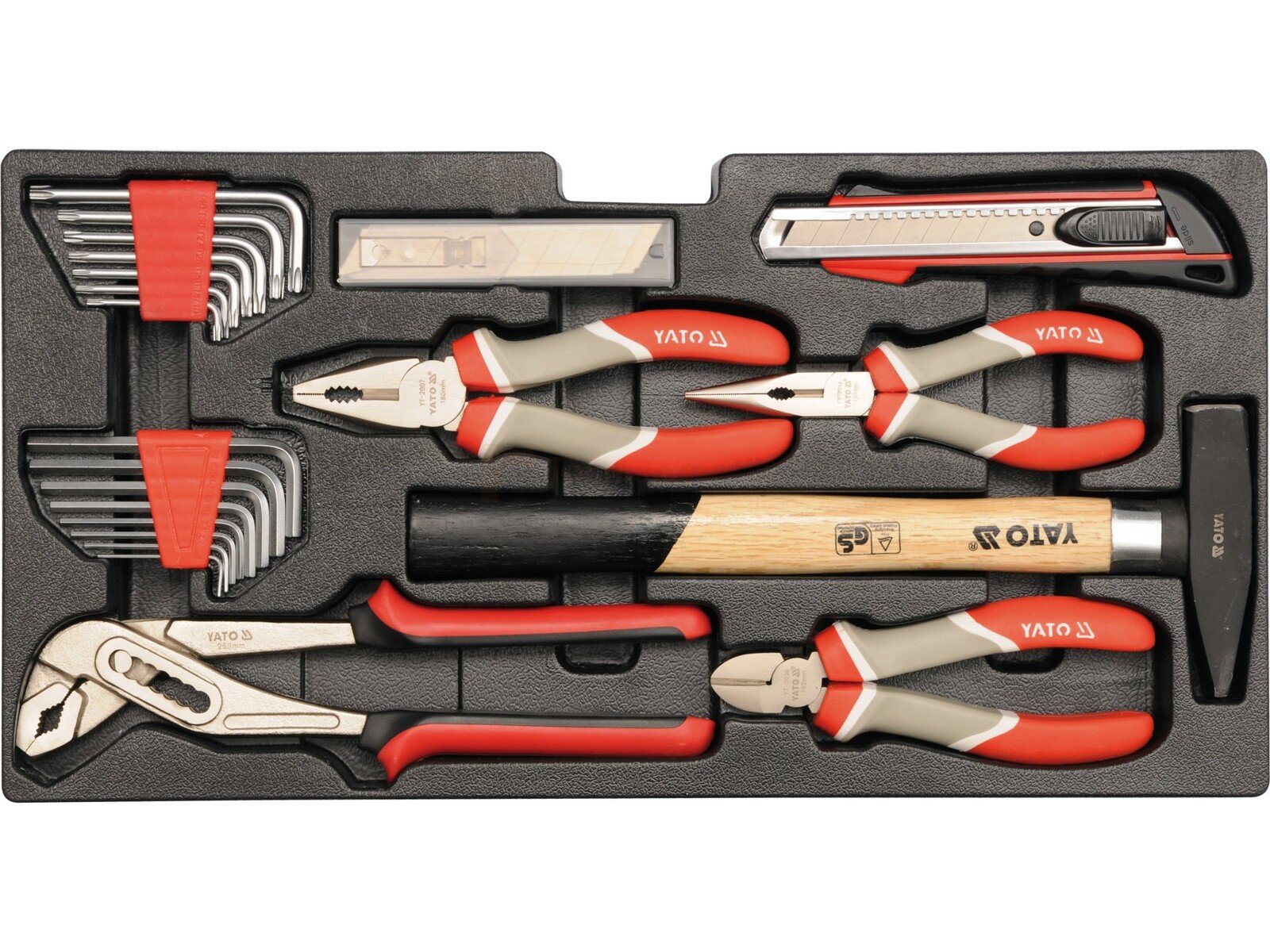 Pildil on Yato tööriistakohver, mis sisaldab erinevaid tööriistu nagu mutrivõtmed, tangid, nuga ja haamer.