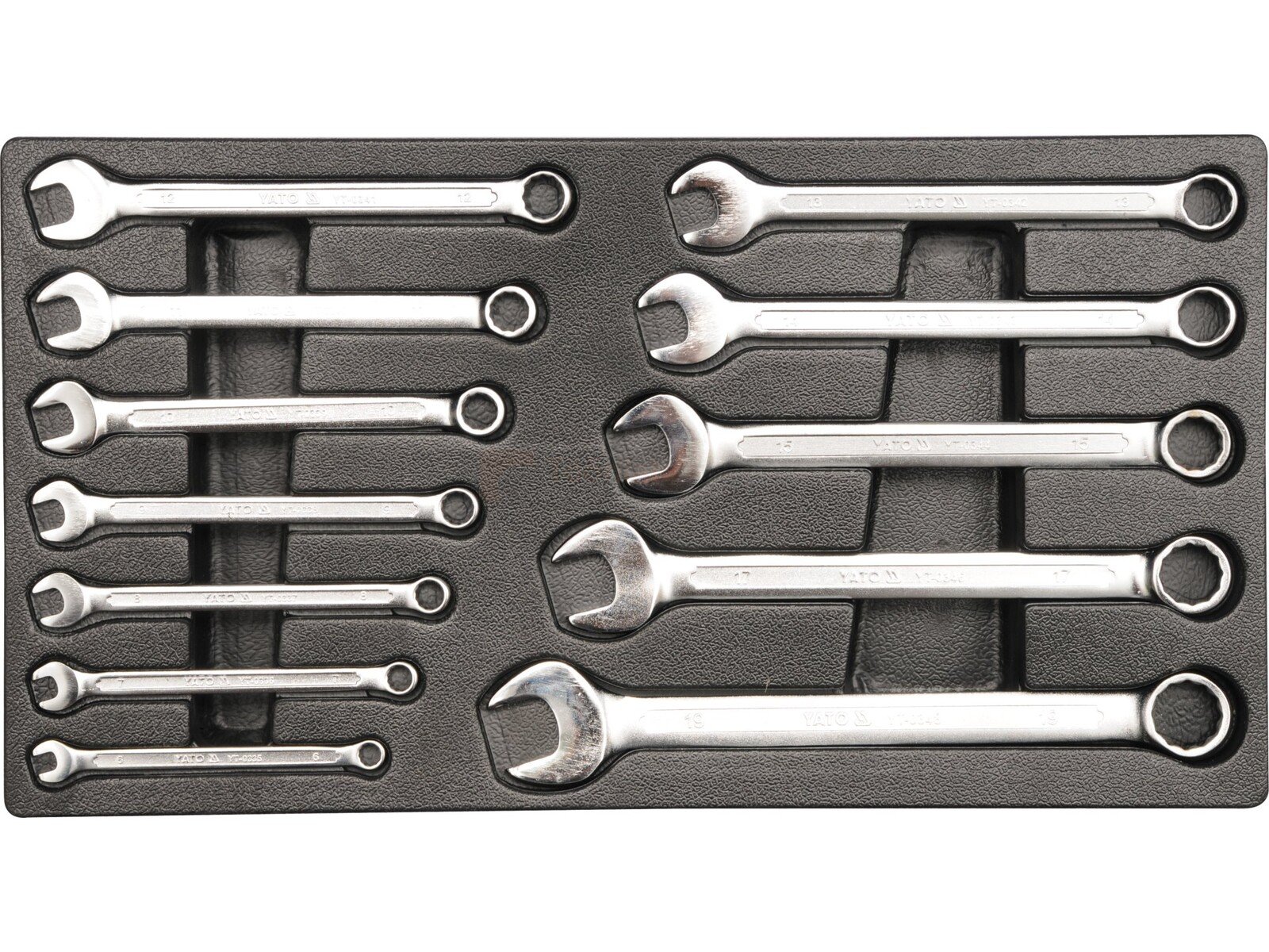 Pildil on Yato tööriistakohvri sisemine osa, mis sisaldab erineva suurusega silmusvõtmeid.