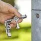 Pildil on käsi, mis hoiab Knipex TwinKey kilbivõtit, millega avatakse metallist posti küljes olevat lukku.