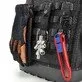 Pildil on KNIPEX Modular X18 tühi tööriistakott, mille küljes on kinnitatud töökindad, võtmekomplekt ja lõikur.