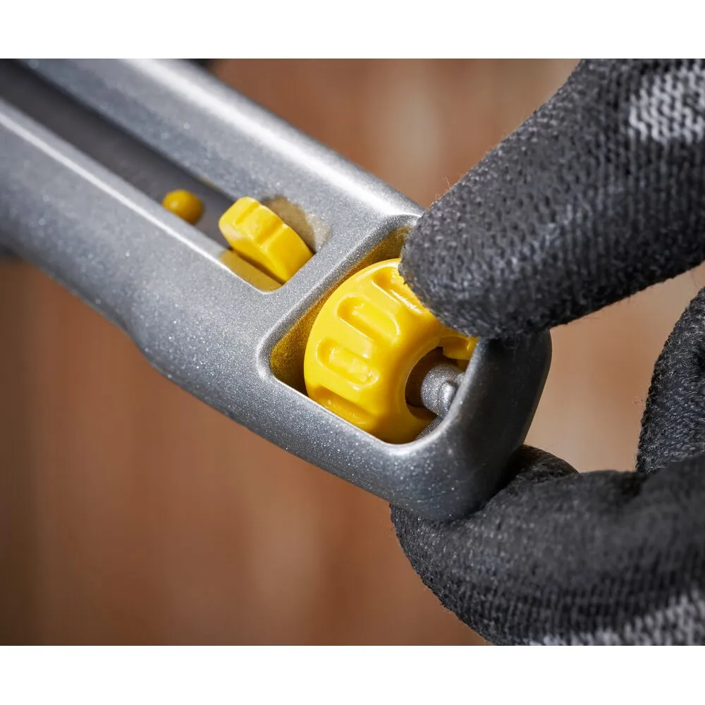 Pildil näed, kuidas käsi hoiab ja reguleerib Stanley murtava teraga nuga Interlock 18 mm nuppu.
