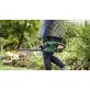 Pildil on näha inimene, kes hoiab käes Bosch akutoitega hekilõikurit EasyHedgeCut 18V-44-11 aias.