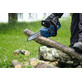 Pildil näed inimest kasutamas Bosch akukettsaagi GKE18V-30, et puidu juppe lõigata.