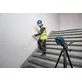 Pildil on Bosch joonlaser GLL 20-22 G, mis projitseerib rohelisi laserjooni.