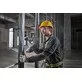 Pildil on ehitustöölise käes Bosch akulööktrell GSB 18V-65, kes töötab metallkonstruktsiooni kallal.