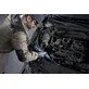 Pildil on automehaanik, kes kasutab Bosch akunarre GRC 18V-60 mootori kallal töötamiseks.