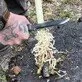 Pildil on mees, kes kasutab Morakniv Garberg Grand matkanuga BlackBlade™ puidu peeneks lõikamiseks, et valmistada...