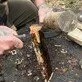 Pildil on mees, kes kasutab Morakniv Garberg Grand matkanuga BlackBlade™ puidu lõhkumiseks, lüües noaga puidu sisse.