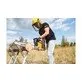 Pildil on mees, kes kasutab Powerplus X mootorsaagi POWXG10231, et saagida puidulõiku.