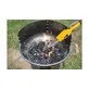 Pildil on näha, kuidas Powerplus X umbrohupõleti POWXG6611 abil süüdatakse grillis söed.