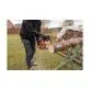 Pildil on näha inimene, kes kasutab Powerplus Dualpower akukettsaagi, lõigates puidust palki.
