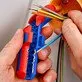 Pildil on näha, kuidas keegi kasutab Knipex ErgoStrip® PV kaablikoorijat, et eemaldada juhtmetelt isolatsiooni.
