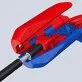 Pildil on avatud Knipex ErgoStrip® PV kaablikoorija, mis on asetatud kaablile, näidates selle kasutamist.