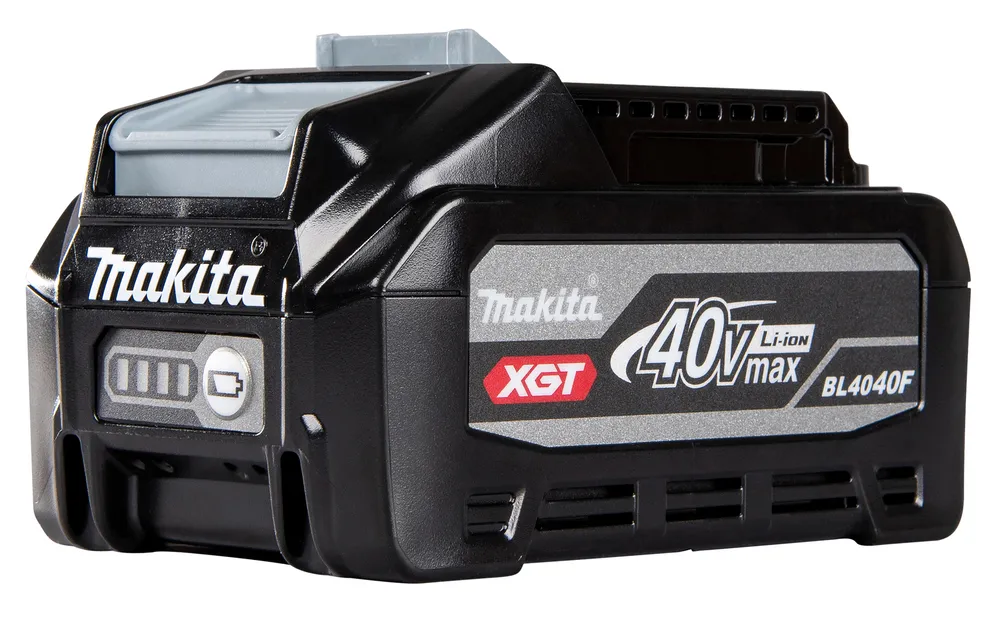 Pildil on musta värvi Makita aku BL4040F 40 V 4,0 Ah XGT, millel on näha laetuse indikaatorit.