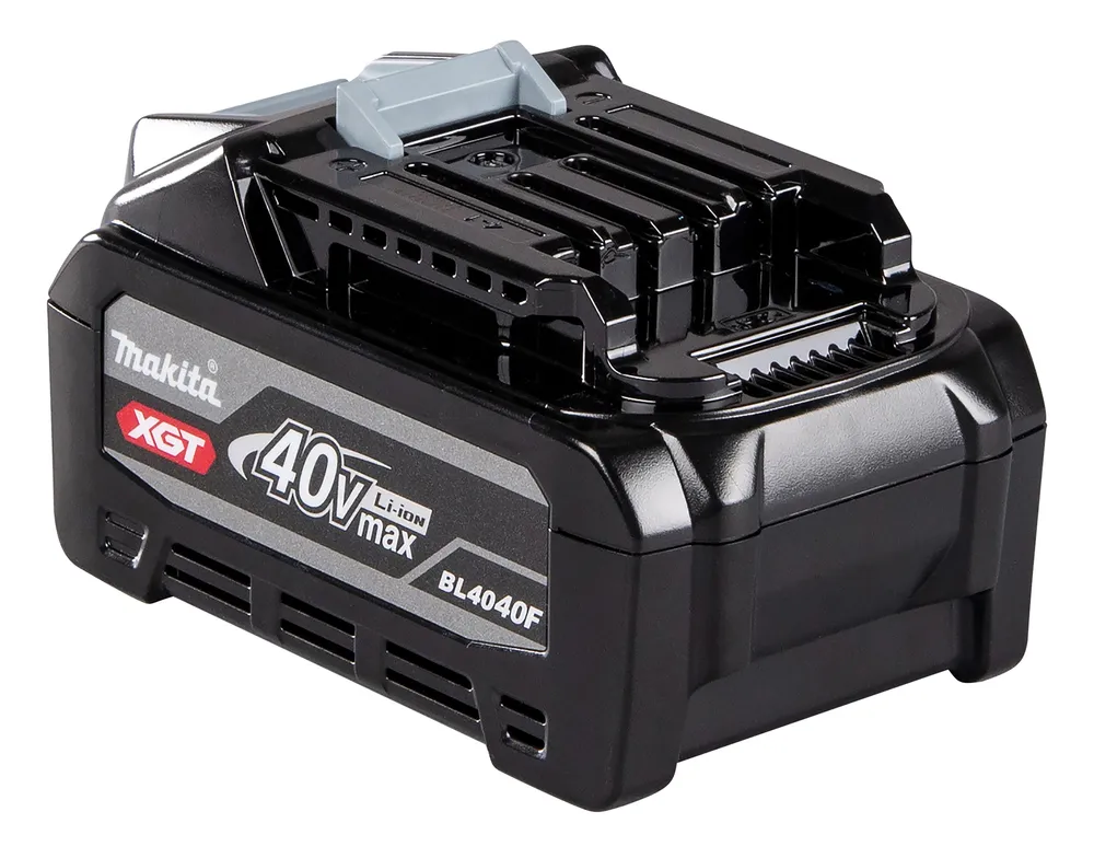 Pildil on must Makita BL4040F 40 V 4,0 Ah XGT aku, millel on peal detailid ja logo.