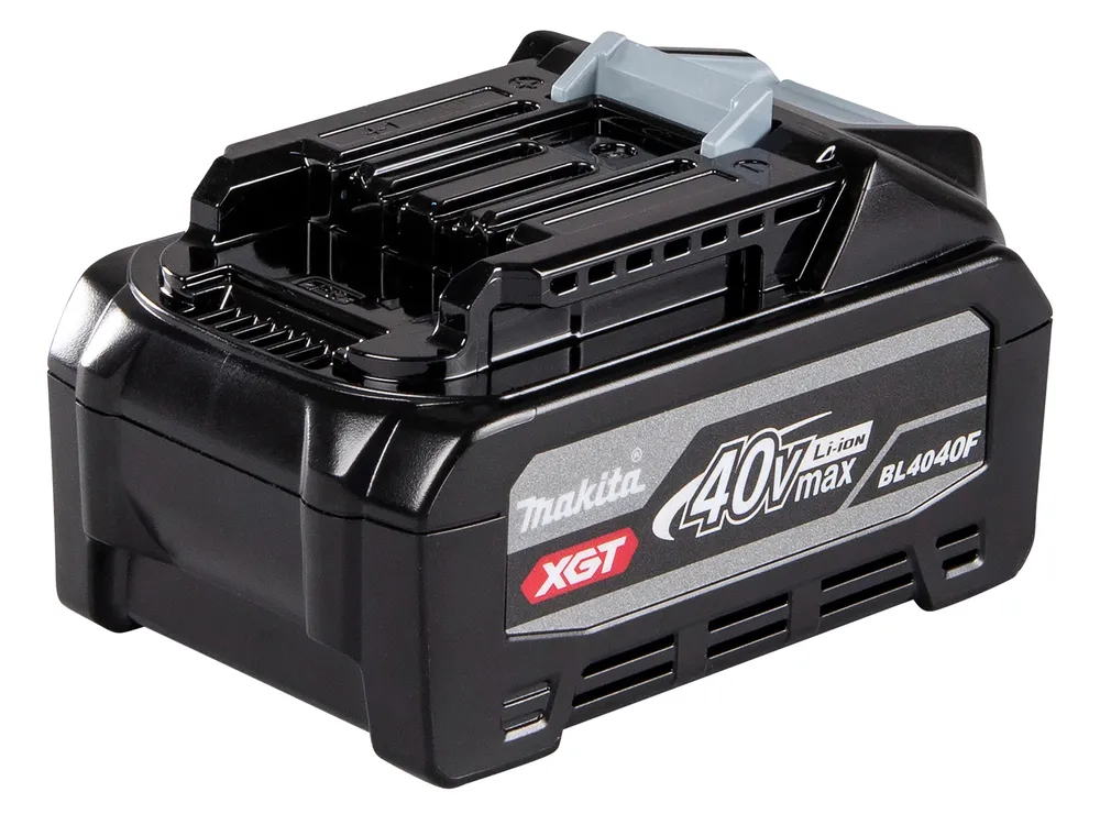 Pildil on must Makita aku BL4040F 40 V 4,0 Ah XGT, millel on hallid aktsendid ja mille küljel on kirjad.