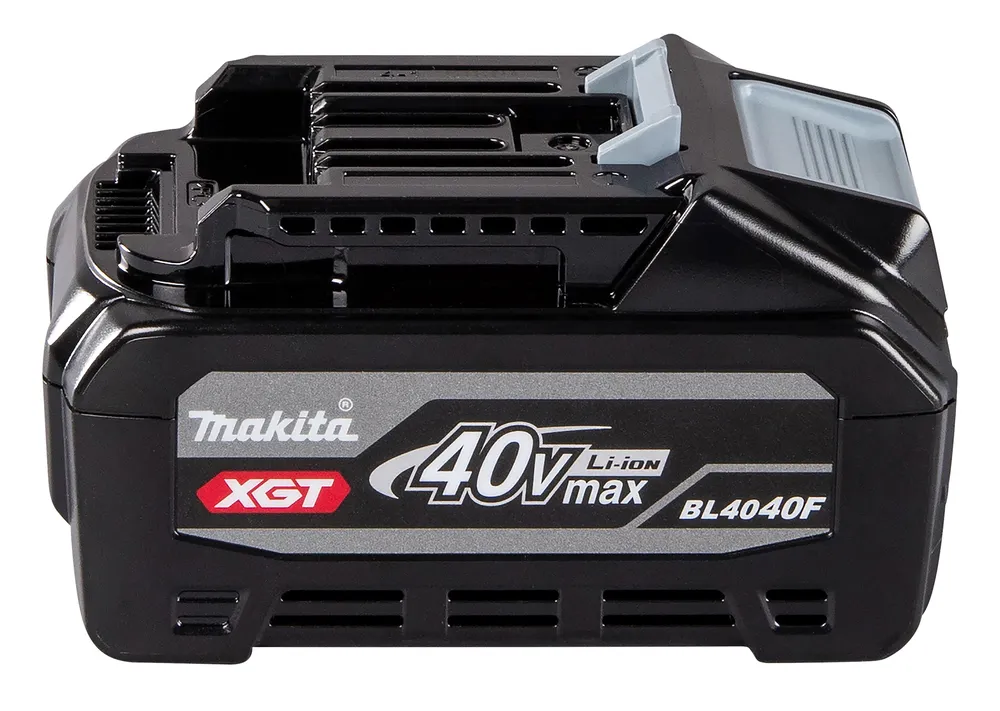 Pildil on must Makita aku BL4040F 40 V 4,0 Ah XGT, millel on hallid kirjad ja detailid.