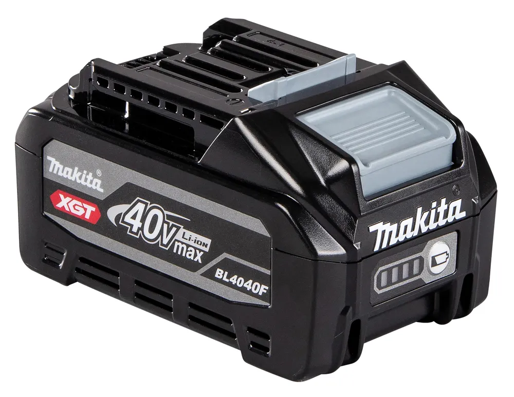 Pildil on musta värvi Makita aku BL4040F 40 V 4,0 Ah XGT, millel on nähtavad Makita logo, laetuse indikaator ja erinevad...
