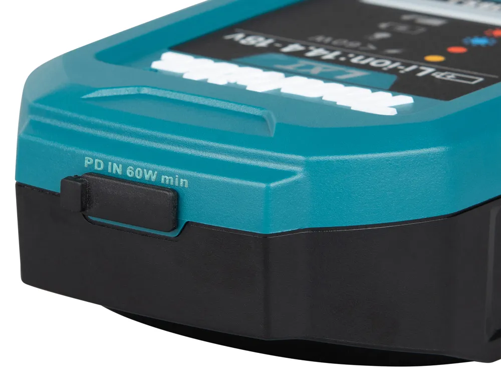 Pildil on detailne vaade Makita akulaadijast DC18SJ, millel on nähtav USB-PD toite sisend ja tekst "PD IN 60W min".