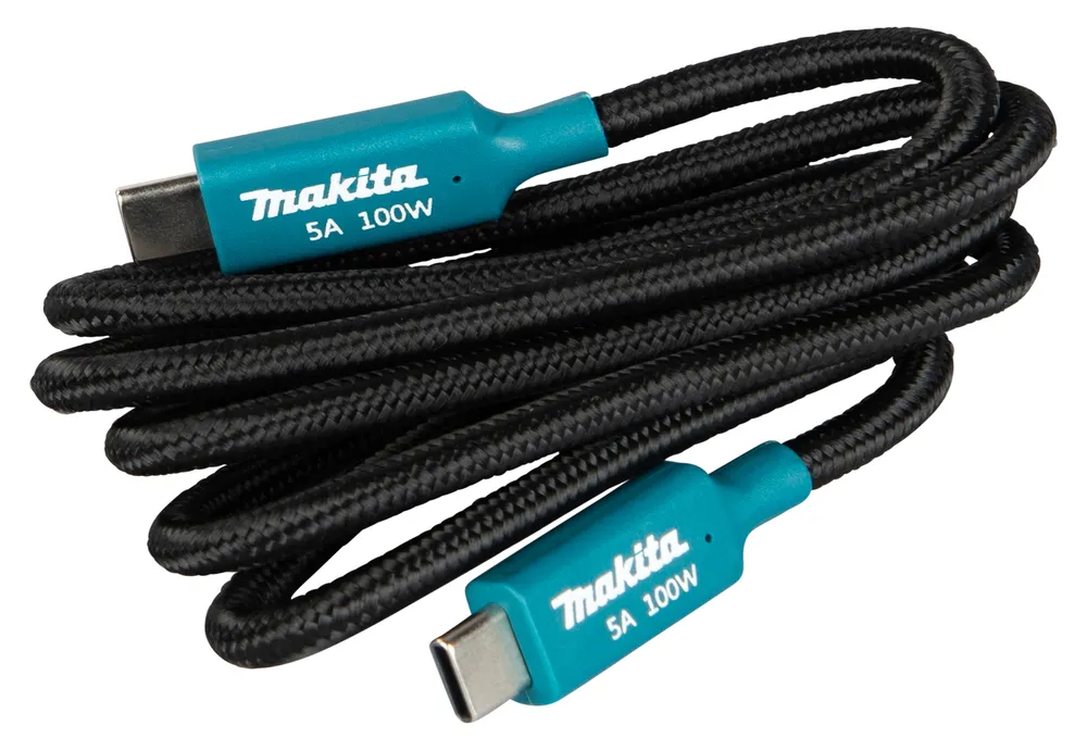 Pildil on musta punutud juhtmega Makita akulaadija DC18SJ USB-PD toitega, mille mõlemad otsad on sinised pistikud ja...