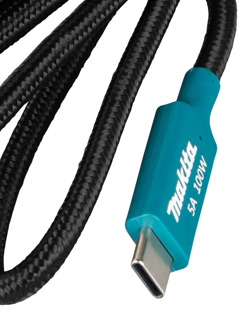 Pildil on musta punutud juhtmega Makita akulaadija DC18SJ, USB-PD toitega, millel on sinine otsik ja USB-C pesa.