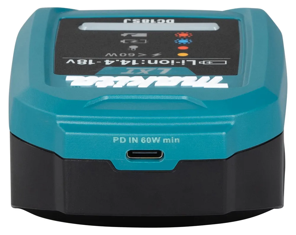 Pildil on Makita akulaadija DC18SJ, millel on USB-PD toitega port ja mis võimaldab laadimise seisukorda kuvada.