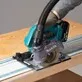 Pildil on Makita juhtsiini adapter, mida kasutatakse koos Makita DCC501 / 4100KB lõikuriga puidu täpsel 90° ja 45° nurga...