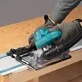 Pildil on näha Makita juhtsiini adapter 90° ja 45°, mis on kinnitatud juhtsiinile ning mida kasutatakse koos lõikurite...