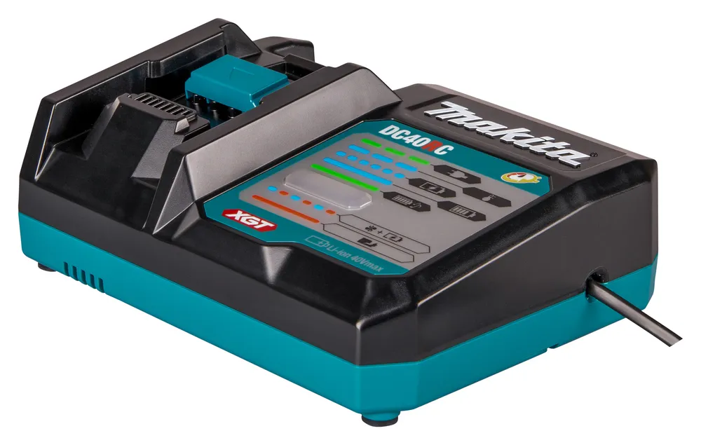 Pildil on Makita akulaadija XGT DC40RC, millel on erinevad indikaatorid laadimise oleku ja funktsioonide kohta.