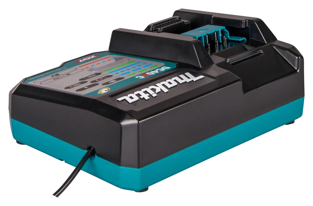 Pildil on Makita akulaadija XGT DC40RC, mida näeme erinevate nurkade alt.