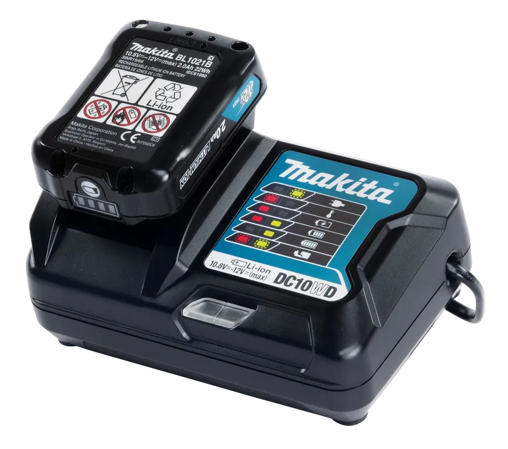 Pildil on Makita komplekt 12V MAX, mis sisaldab BL1021B akut ja DC10WD laadijat.
