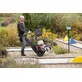 Pildil on mees, kes lükkab minigolfiväljakul Kärcher kõrgsurvepesurit HD 9/23 G.