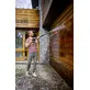 Pildil on mees, kes kasutab Kärcher survepesurit K 4 Comfort Premium Home & eco!Booster maja puitfassaadi puhastamiseks.