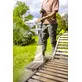 Pildil kasutab mees Kärcher K 4 Comfort Premium Home & eco!Booster survepesurit, et puhastada puidust lamamistooli õues.