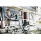 Pildil on ehitustööline, kes ronib redelil, hoides käes Festool mobiilset akupanka SYS-PowerStation SYS-PST 1500 Li HP...