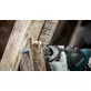 Pildil on näha, kuidas keegi kasutab Bosch otssaetera EXPERT Multi Material Demolition S 681 KLHM-i puidu lõikamiseks.