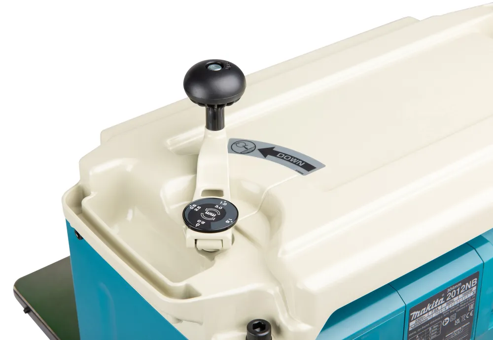Pildil on detailid Makita paksusmasinast 2012NB, keskendudes reguleerimismehhanismile ja masina ülemisele paneelile.