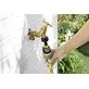 Pildil on näha, kuidas inimene ühendab Kärcher universaalset vooliku üleminekut Premium 1/2″, 5/8″, 3/4″ kraaniga, et...