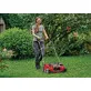 Pildil on naine, kes kasutab Einhell akutoitel aeraator/kobesti GE-SC 36/35 Li muru hooldamiseks.